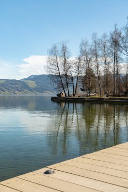 Unteraegeri, İsviçre, 20 Şubat 2023 güneşli bir günde Aegerisee Gölü 'nün rıhtımındaki Idyllic manzara