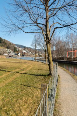 Unteraegeri, İsviçre, 20 Şubat 2023 güneşli bir günde Aegerisee Gölü kıyısında