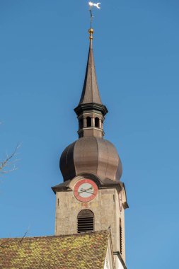 Unteraegeri, İsviçre, 20 Şubat 2023 Güneşli bir günde şehir merkezindeki tarihi Saint Marys Kilisesi