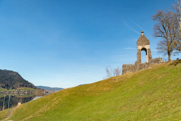 スイス オベレーゲリ2023年2月20日晴れた日に小さな緑の丘の上に歴史的な古いモルガルテン記念碑 — ストック写真