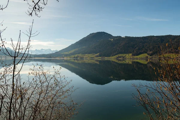 Oberaegeri Sviçre Şubat 2023 Güneşli Bir Günde Aegerisee Gölü Üzerinde — Stok fotoğraf