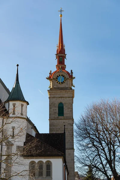 2023年2月20日スイス オベレーゲリ市内中心部にある歴史的な古いカトリックの聖ピーターとポール教会 — ストック写真