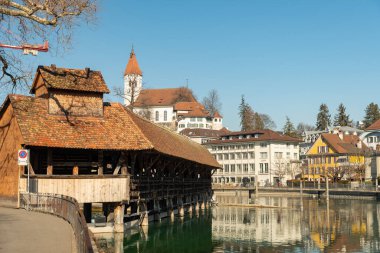 Thun, İsviçre, 13 Şubat 2023 Aare nehri üzerindeki tarihi ahşap köprü şehir merkezindeki su geçidinde.