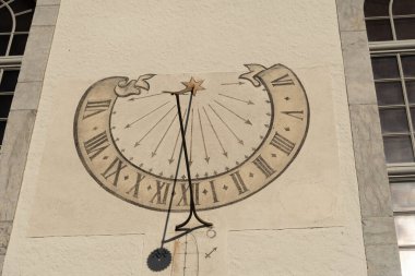 Thun, İsviçre, 13 Şubat 2023 Duvara çizilmiş eski bir güneş saati