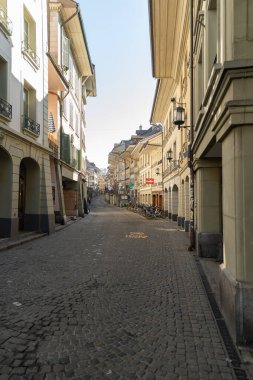 Thun, İsviçre, 13 Şubat 2023 Şehir merkezindeki eski kasaba tarihi bina ve mimari