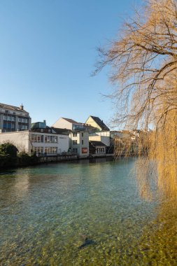 Thun, İsviçre, 13 Şubat 2023 Aare nehri boyunca şehir merkezinde.