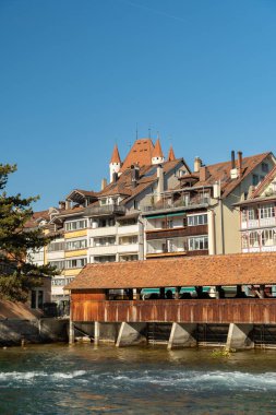 Thun, İsviçre, 13 Şubat 2023 Aare nehri üzerindeki tarihi ahşap köprü şehir merkezindeki su geçidinde.