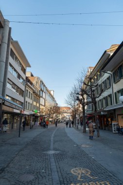 Thun, İsviçre, 13 Şubat 2023 Güneşli bir günde şehir merkezinde popüler bir alışveriş caddesi