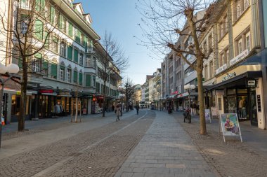 Thun, İsviçre, 13 Şubat 2023 Güneşli bir günde şehir merkezinde popüler bir alışveriş caddesi