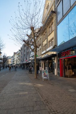 Thun, İsviçre, 13 Şubat 2023 Güneşli bir günde şehir merkezinde popüler bir alışveriş caddesi