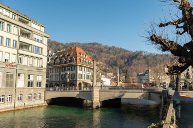 Thun, İsviçre, 13 Şubat 2023 Aare nehri boyunca şehir merkezinde.