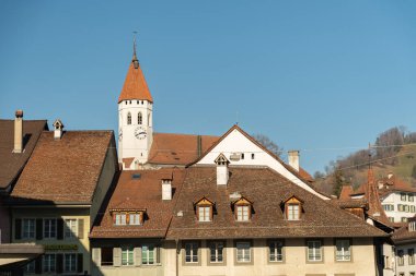 Thun, İsviçre, 13 Şubat 2023 Modern mimari ve şehir merkezinde sevimli meydanlar