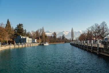 Thun, İsviçre, 13 Şubat 2023 Güneşli bir günde Thun Gölü 'nde su gezintisi