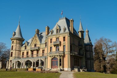 Thun, İsviçre, 13 Şubat 2023 Schadau Kalesi güneşli bir günde güzel bir parkta