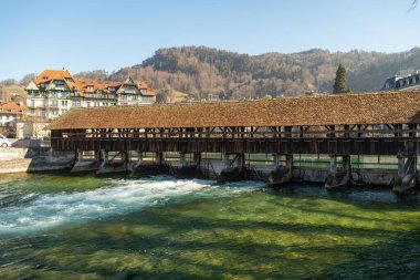 Thun, İsviçre, 13 Şubat 2023 Aare nehri üzerindeki tarihi ahşap köprü şehir merkezindeki su geçidinde.