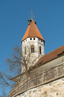 Thun, İsviçre, 13 Şubat 2023 Güneşli bir günde merkezdeki tarihi eski şehir kilisesi