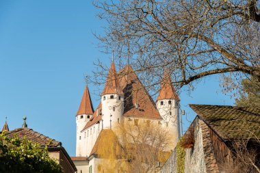 Thun, İsviçre, 13 Şubat 2023 Thun Şatosu güneşli bir günde