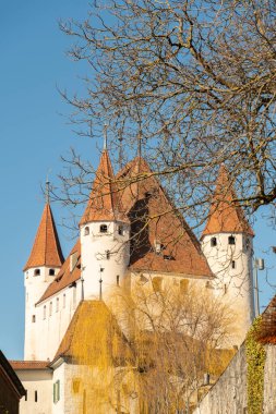 Thun, İsviçre, 13 Şubat 2023 Thun Şatosu güneşli bir günde