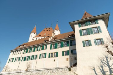 Thun, İsviçre, 13 Şubat 2023 Thun Şatosu güneşli bir günde