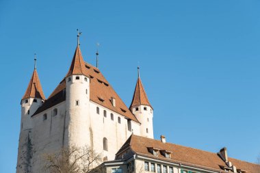 Thun, İsviçre, 13 Şubat 2023 Thun Şatosu güneşli bir günde