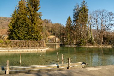 Thun, İsviçre, 13 Şubat 2023 Güneşli bir günde Thun Gölü 'nde su gezintisi