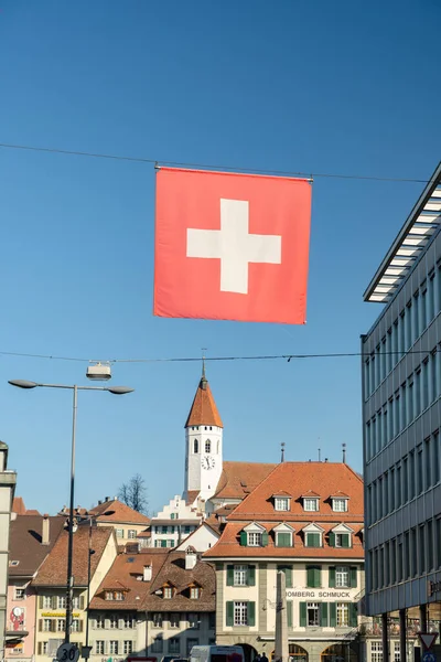 Thun Suíça Fevereiro 2023 Bandeira Suíça Pendurada Sobre Uma Rua — Fotografia de Stock