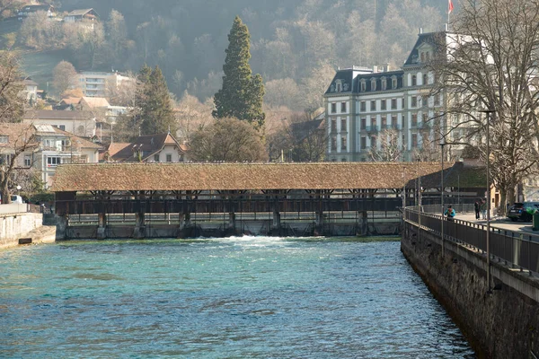 2023年2月13日スイス スイス市内中心部の水遊歩道でアレー川を渡る歴史的な古い木製の橋 — ストック写真