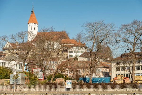 2023年2月13日 瑞士图恩 市中心的亚雷河畔 背景是一座具有历史意义的城市教堂 — 图库照片
