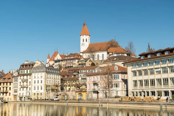 2023年2月13日 瑞士图恩 市中心的亚雷河畔 背景是一座具有历史意义的城市教堂 — 图库照片