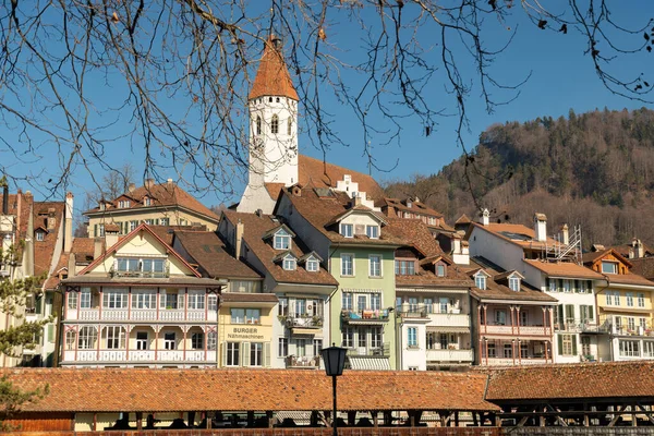 2023年2月13日 瑞士图恩 城市景观 背景是一座山上的古老历史教堂塔楼 — 图库照片
