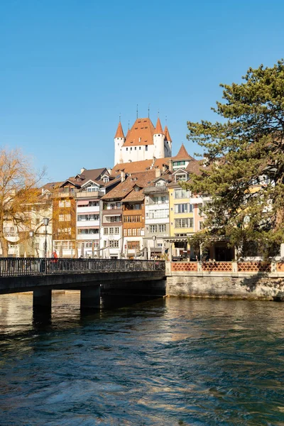 2023年2月13日 瑞士图恩河畔的一条长廊 背景是一座山上的一座受欢迎的城堡 — 图库照片