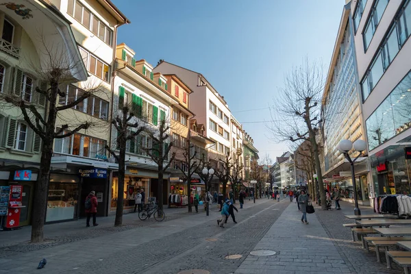 Thun, İsviçre, 13 Şubat 2023 Güneşli bir günde şehir merkezinde popüler bir alışveriş caddesi