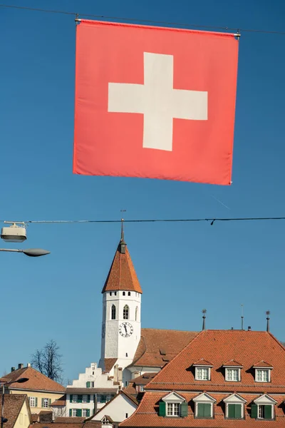Thun Sviçre Şubat 2023 Sviçre Bayrağı Şehir Merkezindeki Ana Caddede — Stok fotoğraf