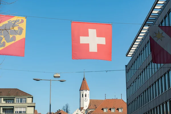 Thun Suíça Fevereiro 2023 Bandeira Suíça Pendurada Sobre Uma Rua — Fotografia de Stock