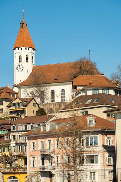 2023年2月13日 瑞士图恩 以一座山上的古老教堂为背景 俯瞰市中心 — 图库照片