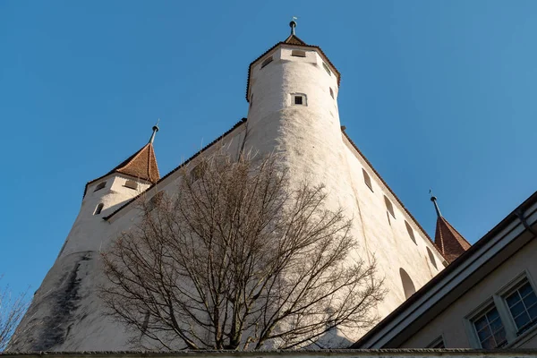 2023年2月13日スイス トゥン晴れた日に市内の歴史的な古いトゥン城 — ストック写真