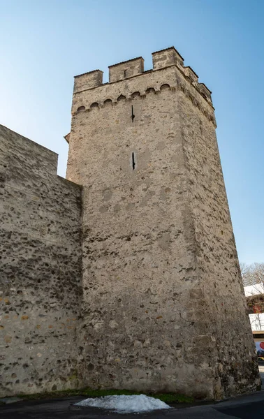 2023年2月13日 瑞士图恩 古老的城墙环绕着市中心的一座塔 — 图库照片