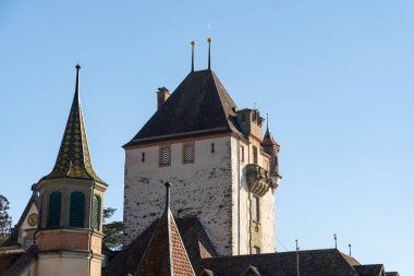 Oberhofen, Canton Bern, İsviçre. 12 Şubat 2023. Sersemletici Şato Oberhofen. Güneşli bir günde Thun Gölü 'nde.