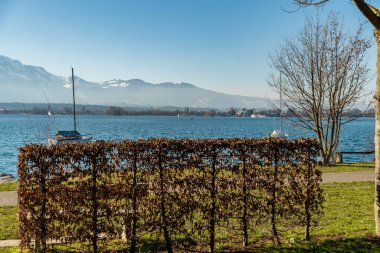 Hilterfingen, Canton Bern, İsviçre, 12 Şubat 2023 Güneşli bir günde Thun Gölü 'nün muhteşem manzarası