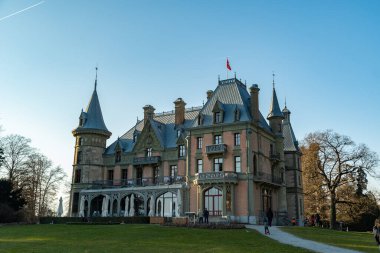 Thun, İsviçre, 12 Şubat 2023 Schadau Kalesi güneşli bir günde güzel bir parkta