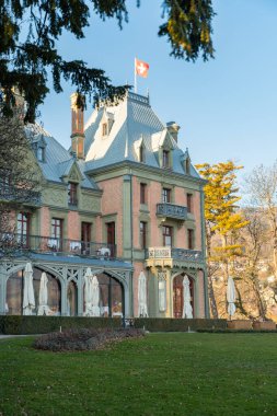 Thun, İsviçre, 12 Şubat 2023 Schadau Kalesi güneşli bir günde güzel bir parkta