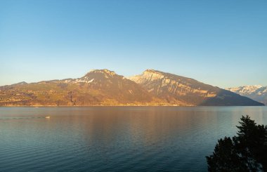 Spiez, İsviçre, 12 Şubat 2023. Thun Gölü 'nün muhteşem manzarası. Arka planda muhteşem Alpler var.