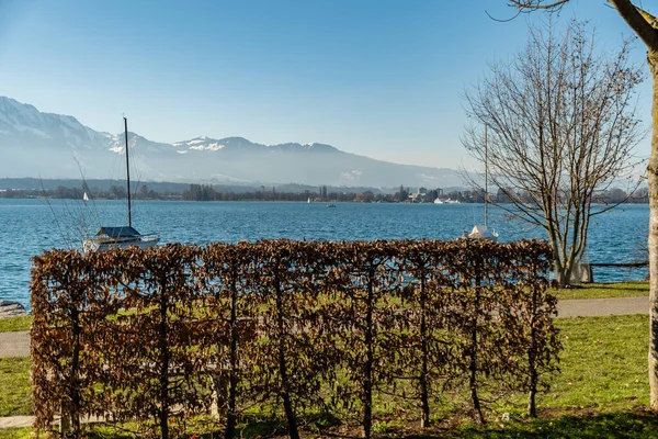 ヒルターフィンゲン カントン ベルン スイス 2023年2月12日天気の良い日に高山の風景の中にトゥン湖を見下ろす壮大な景色 — ストック写真