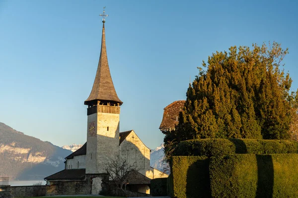 スピーズ カントン ベルン スイス 2023年2月12日晴れた日にトゥン湖の沿岸にある小さなカトリック教会 — ストック写真