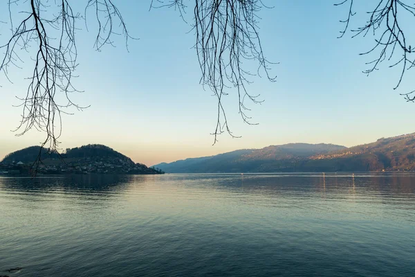 Obszar Krattigen Szwajcaria Lutego 2023 Niesamowity Widok Jezioro Thun Późnym — Zdjęcie stockowe