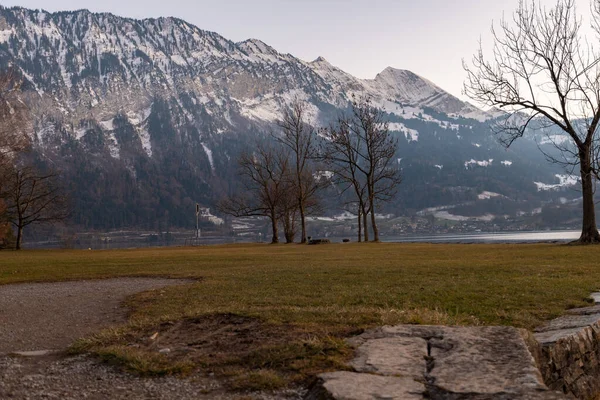 Unterseen Cantão Berna Suíça Fevereiro 2023 Paisagem Montanhosa Lago Thun — Fotografia de Stock