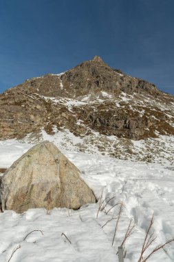 Julier Geçidi, İsviçre. 21 Şubat 2023. Alp Kış Harikalar Diyarı. Güneşli bir günde Julier Geçidi 'nin tepesinde.