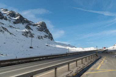 Julier Geçidi, İsviçre. 21 Şubat 2023. Alp Kış Harikalar Diyarı. Güneşli bir günde Julier Geçidi 'nin tepesinde.