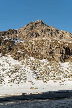 Julier Geçidi, İsviçre. 21 Şubat 2023. Alp Kış Harikalar Diyarı. Güneşli bir günde Julier Geçidi 'nin tepesinde.
