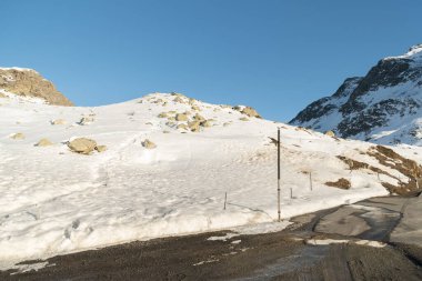 Julier Geçidi, İsviçre. 21 Şubat 2023. Alp Kış Harikalar Diyarı. Güneşli bir günde Julier Geçidi 'nin tepesinde.